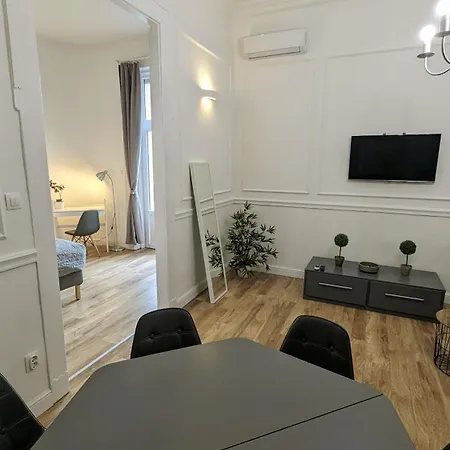 3 In The Beautiful Street * Βουδαπέστη